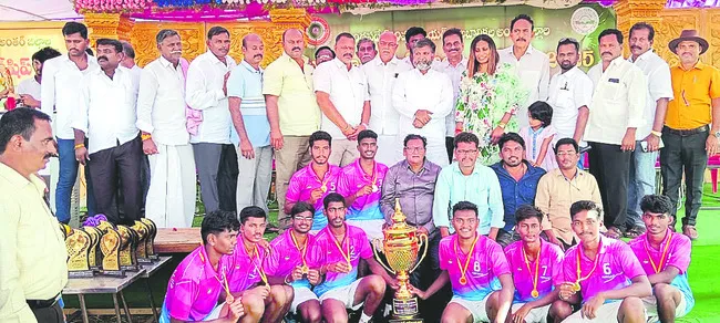 బాల్ బ్యాడ్మింటన్ టోర్నీ విజేతగా తూర్పుగోదావరి