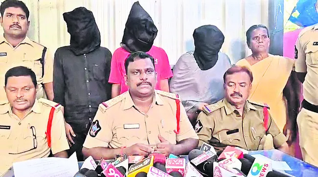 హత్య కేసులో నిందితుల అరెస్ట్