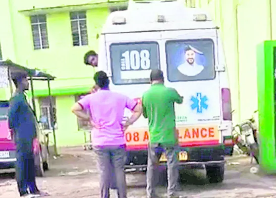 తెరుచుకోని అంబులెన్స్ డోర్లు