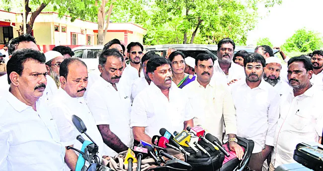 కూటమి ప్రభుత్వం అన్ని రంగాలను అమ్మేందుకు తెరలేపింది