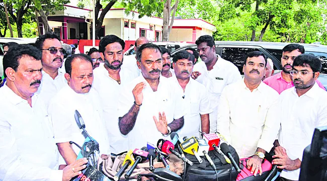 వైఎస్‌ఆర్‌ పేరు తొలగింపు సరికాదు
