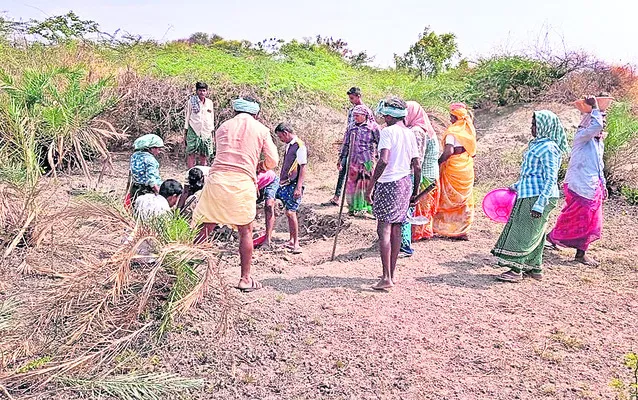 టీడీపీ నాయకులు ‘ఉపాధి’ సిబ్బందితో కుమ్మకై ్క గ్రామీణ ఉప