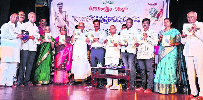 సమాజాన్ని మార్చే ఆయుధం సాహిత్యం