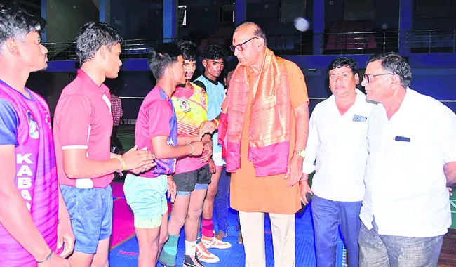 గెలుపోటములను సమానంగా తీసుకోవాలి 