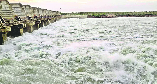 పులిచింతలకు 3,02,629 క్యూసెక్కులు విడుదల
