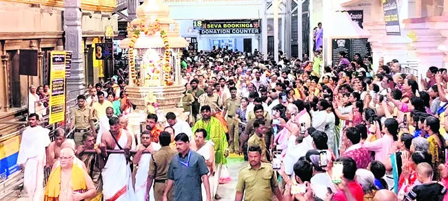 వెండి రథంపై దివ్య తేజం