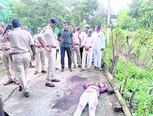 అక్రమంగా ఎరువుల బస్తాల తరలింపు