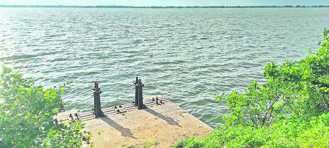 చెక్కుచెదరని కట్టడాలు