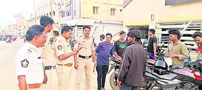 వాహనదారులు లైసెన్స్‌ కలిగి ఉండాలి 