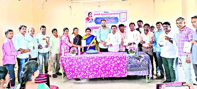 సామాజిక చైతన్యం కలిగి ఉండాలి
