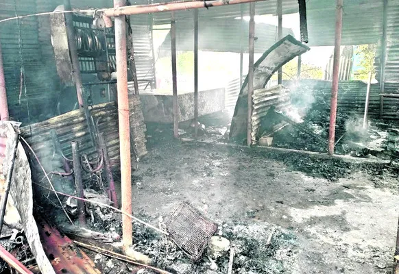 షార్ట్‌సర్క్యూట్‌తో రెండు ఇళ్లు దగ్ధం