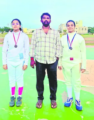 అంతర్జాతీయ ఫెన్సింగ్ పోటీలకు ఇద్దరు బాలికలు