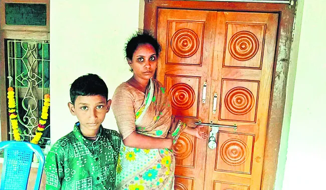 న్యాయం కోసం మహిళ పోరాటం