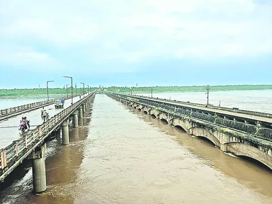 మళ్లీ పెరుగుతున్న వరద 