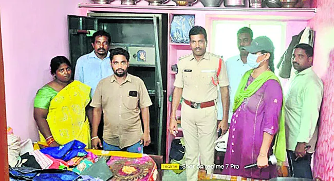 అర్ధరాత్రి ఇంట్లో దోపిడీ