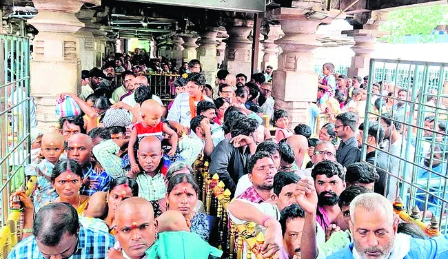 మల్లన్న దర్శనానికి పోటెత్తిన భక్తులు 