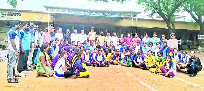 క్రీడల్లో రాణించాలి
