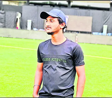 ఆటో బోల్తా పడి యువకుడి దుర్మరణం