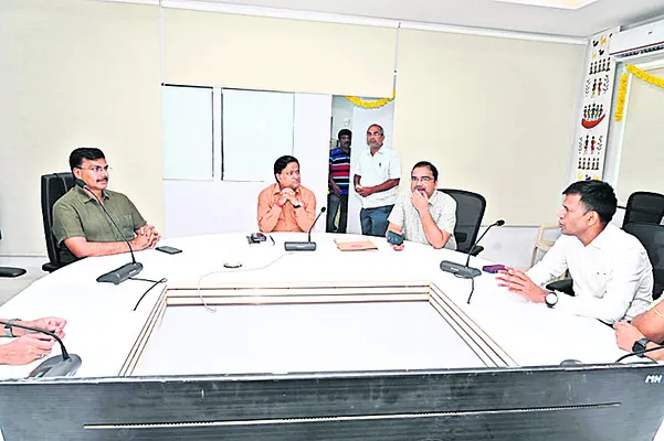 వాల్తేరు డివిజన్లో రైల్వే పనులపై సమీక్ష