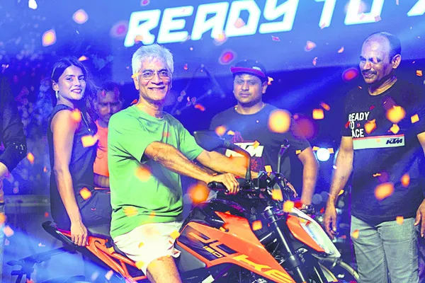 విశాఖ మార్కెట్లోకి కొత్త కేటీఎం డ్యూక్ 160 బైక్