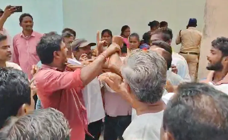గజపతినగరంలో ఉద్రిక్తత.. యూరియా కోసం రైతుల కొట్లాట