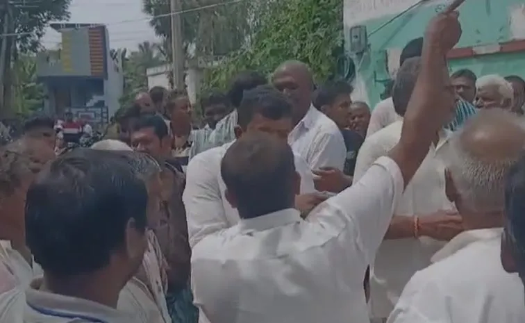 శ్రీకాకుళం జిల్లా బూరవెల్లి లో యూరియా పంపిణీ కేంద్రం వద్ద రైతుల ఆందోళన