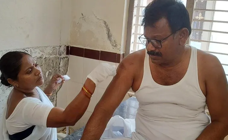 వైఎస్సార్‌సీపీ కార్యకర్తపై పచ్చ మూకల దాడి