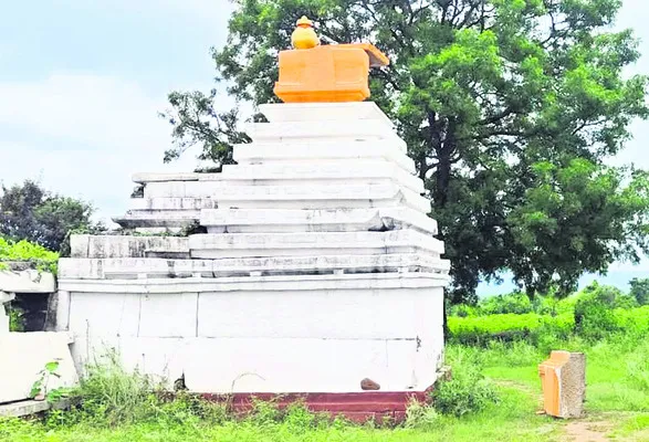గుప్తనిధుల కోసం గుడిగోపురం ధ్వంసం  