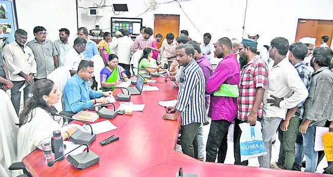 అర్జీలు పెండింగ్‌లో ఉంచొద్దు