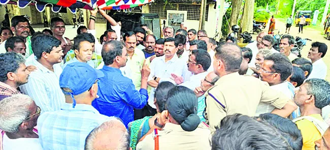 ● పాఠశాలను తరలిస్తే సహించేది లేదు