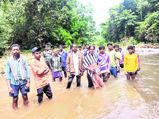 రహదారి పనులు ప్రారంభించాలని ఆందోళన 