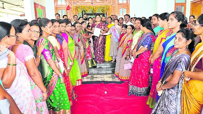 ఎమ్మెల్యే ఇంటి ఎదుట అంగన్‌వాడీల ధర్నా