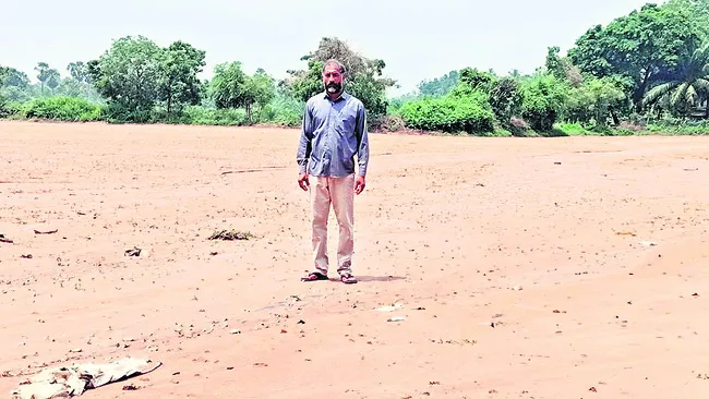 వర్షానికి కొట్టుకుపోయిన వేరుశనగ చేలు