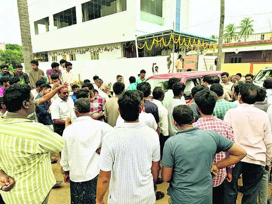ఏపీ పోలీసుల దౌర్జన్యం