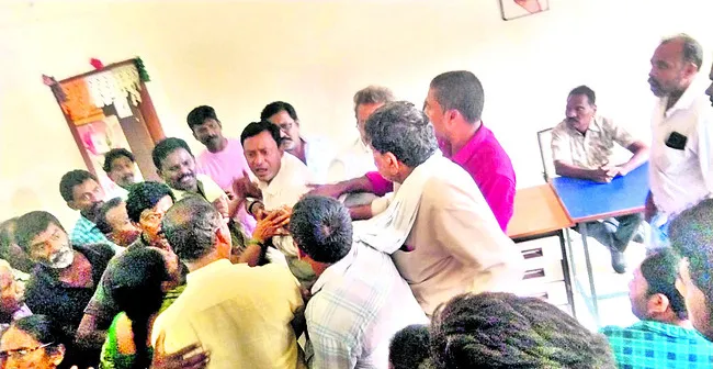 టీడీపీలో వర్గపోరు బట్టబయలు 
