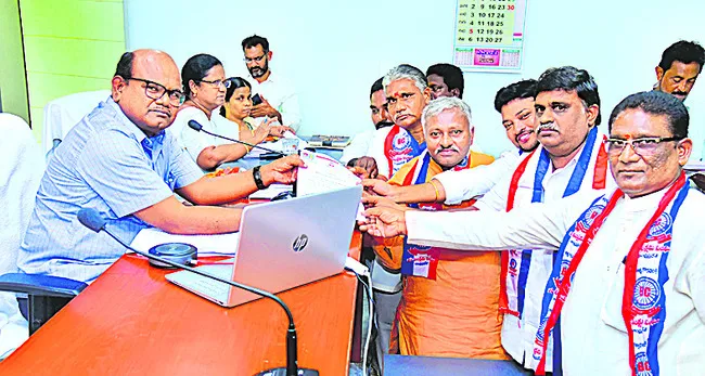 బీసీల హామీలను నెరవేర్చాలి 
