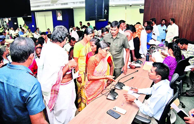 ప్రజావాణి దరఖాస్తులకు ప్రాధాన్యత