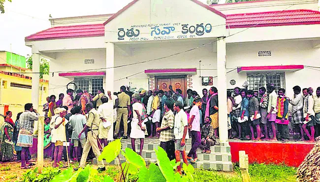వెంటాడుతున్న యూరియా కష్టాలు 