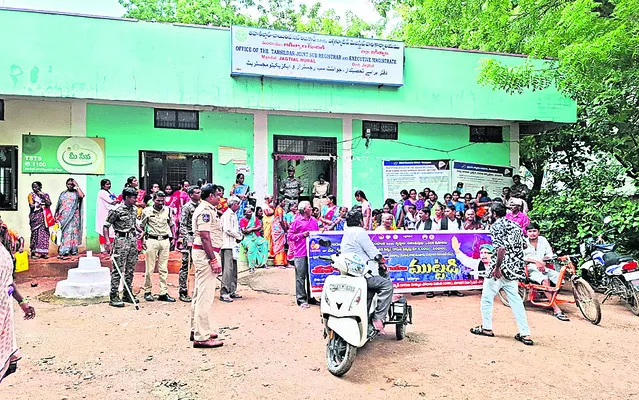ఆసరా పింఛన్లు    పెంచేవరకూ ఆందోళన