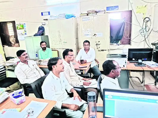 అధికారుల కోసం ఎదురుచూపులు 