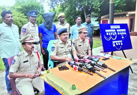 చోరీలకు పాల్పడుతున్న మల్టీపర్పస్ వర్కర్ అరెస్ట్