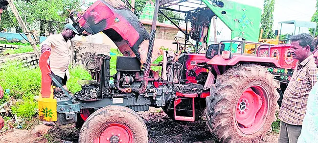 ట్రాక్టర్ను తగులబెట్టిన దుండగులు