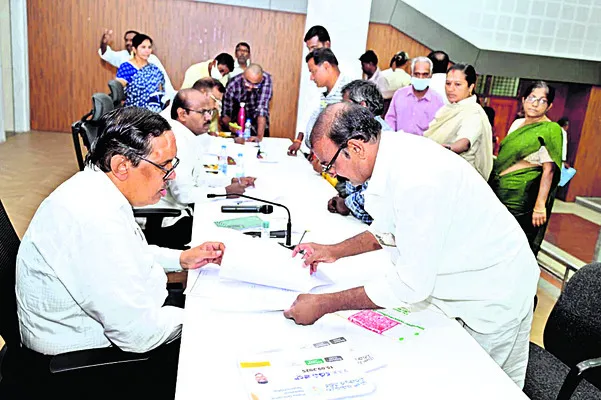 సమస్యలను త్వరితగతిన పరిష్కరించాలి 