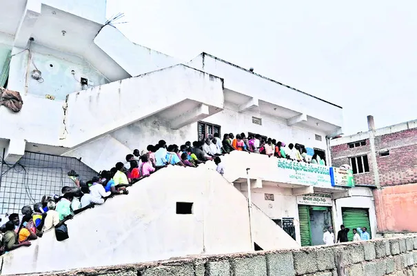 యూరియా కోసం రైతుల బారులు 