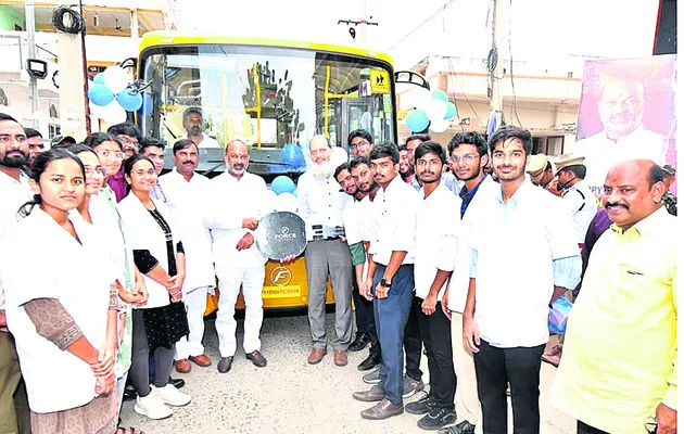 వైద్య విద్యార్థులకు తప్పిన రవాణా కష్టాలు