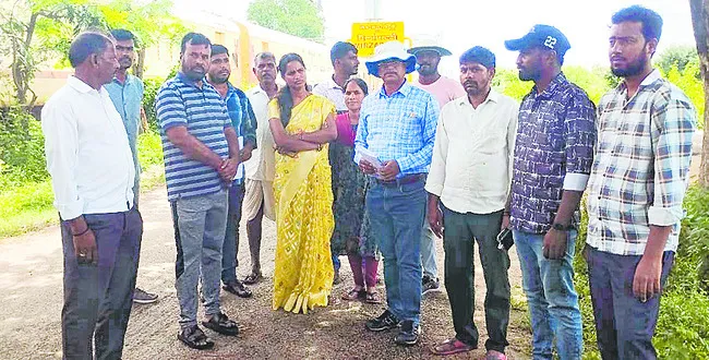 దారి కల్పిస్తేనే భూములిస్తాం