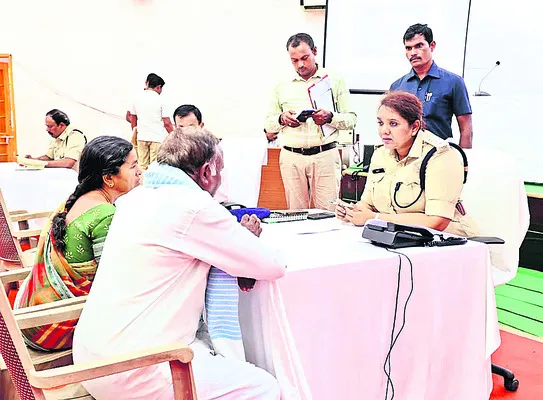 ఫిర్యాదులను సత్వరమే పరిష్కరించాలి