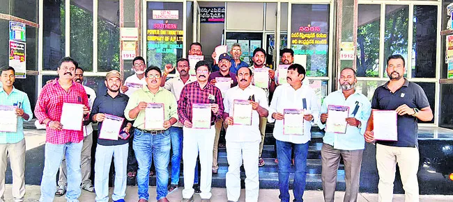 సమస్యలు పరిష్కరించాలంటూ..