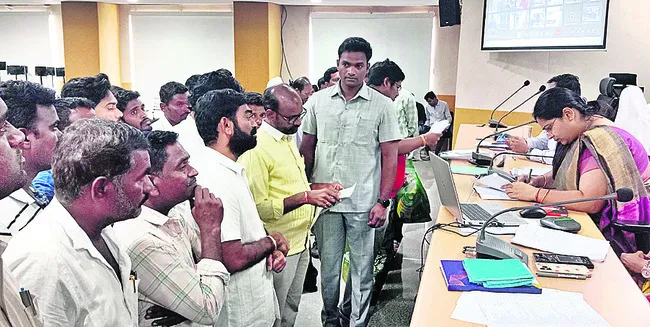 గోడు చెప్పి.. గోస తీర్చమని.. 
