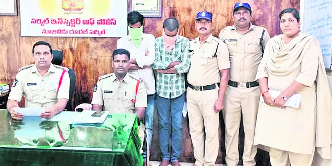 విద్యుత్‌ మోటార్లు, కేబుల్‌ వైర్ల దొంగల అరెస్టు 